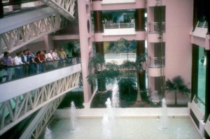 Interior del Pabellón Plaza de América durante la Exposición.