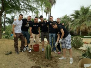 Varios miembros de Legado Expo en la plantación de cactus en el Jardín Americano.