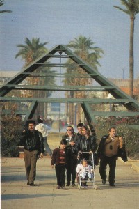 Familia paseando por Jardines del Guadalquivir durante la Expo'92.