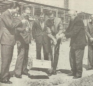 Federico Mayor Zaragoza, Yuan Tao y el comisario general de la Expo, Manuel Olivencia, colocan la primera piedra del Pabellón de la ONU (Fotografia Angel Doblado - ABC).