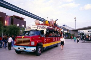 La Chiva - Autobús colombiano que recorria el recinto de Expo'92.