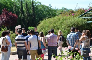El grupo guiado por Jaime Sierra recorre las zonas del jardín del Guadalquivir.
