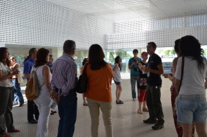 Alberto Martín guia al interior del Hospital Cartuja a los visitantes.