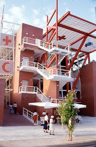 Pabellón de la Cruz Roja y Luna Roja durante la Expo'92 (worldexpositions.info).