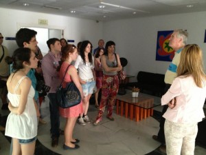 El Director de Isla Mágica recibio a los grupo de visitantes del Veinte+1 personalmente en la entrada del pabellón.