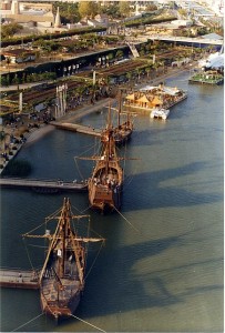 Réplicas de las Carabelas junto al transbordador Discovery en Expo'92.