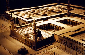 Maquetas de lugares sagrados de Arabia Saudí en el interior del pabellón (Fotografía worldexpositions.info).