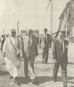 Abdullah Al Nuaim y Manuel Olivencia recorriendo los terrenos donde se levantó el Pabellón de Arabia Saudí (Fotografía ABC).