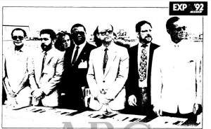 El comisario del Pabellón de España, Ángel Luis Gonzalo junto a varios comisarios de varios países (Fotografía Ángel Doblado - ABC).