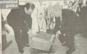 El Comisario General de la Expo'92, Manuel Olivencia y Monseñor Mario Tagliaferri colocando la primera piedra del Pabellón de la Santa Sede.