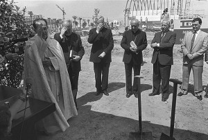 Momento de la Bendición en la colocación de la primera piedra del Pabellón de la Santa Sede (Fotografía García Cordero).