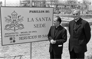 Colocación de la primera piedra del Pabellón de la Santa Sede, Monseñor Tagliaferri y Monseñor Amigo Vallejo (Fotografía García Cordero).