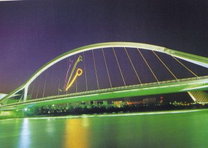 Puente de la Barqueta con los símbolos del Parque de los Descubrimientos.