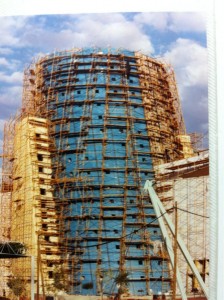 Fase de construcción de la torre cilindrica del Pabellón de Andalucía.