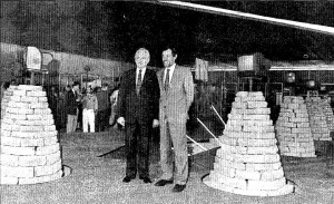 El presidente de Estonia Arnold Rüütel y el comisario general de la Expo Emilio Cassinello (Fotografía F.Sánchez - ABC).