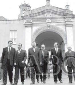 Emilio Cassinello acompañado por Manuel Chaves, Alfredo Sánchez Monteseirín, Juan Manuel Suárez Japón y José del Valle (Fotografía Millán Hercé - ABC).