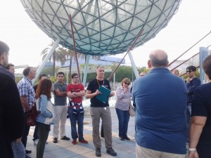 Grupo guiado por Juan Carlos Trujillo junto a la Esfera Bioclimática.