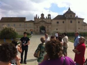Grupo guiado por nuestro Jaime Sierra junto al Monasterio de la Cartuja.