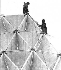 Desmontaje torre de papel del Pabellón de Suiza (Fotografía ABC - Nieves Sanz).