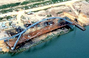 Construcción del Puente de la Barqueta en tierra.