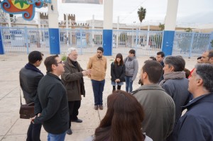 Juan Ruesga contando detalles de la estructura del pabellón de Andalucía.