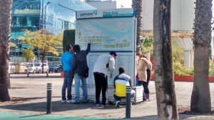 Muchos participantes consultaban los mapas del Parque Científico y Tecnológico para guiarse en su recorrido en busca de las respuestas.