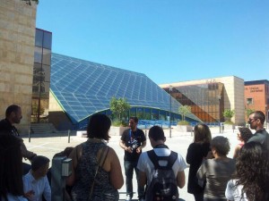 Ángel Aramburu explica los detalles que conformaron la Plaza de África durante la Exposición. 