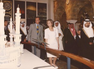 Familia Real visitando todas las culturas de los diferentes paises en la Exposición Universal.
