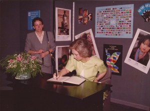 La Reina Sofia firmando en el Libro de Honor del Pabellón de las Naciones Unidas.