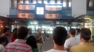 Los miembros de Legado Expo atento a las explicaciones de José María Bascarán sobre la estructura de la estación.