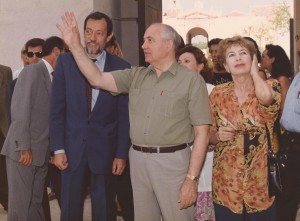 El comisario de la Expo, Emilio Cassinello y Mijail Gorbachov, (Fotografía Manuel Hernández).