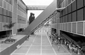 Largas colas formada en los alrededores del cine Omnimax en la Expo'92 (Fotografía José-Luis Nievas).