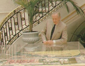 Manuel Olivencia, Comisario de la Expo'92 junto a una gran maqueta de la Muestra.