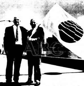 El comisario de Brisbane’88 Edward Williams y el comisario de Expo’92 de Sevilla, Manuel Olivencia  ( Fotografía ABC).