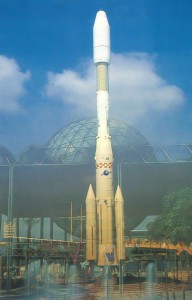 Dos símbolos que perduran en la actualidad, el cohete Ariane 4 y la esfera bioclimática.