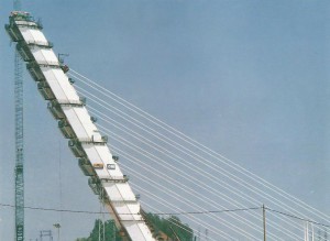 Construcción del mástil del Puente del Alamillo.