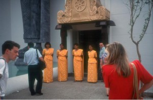 Trabajadores del pabellón de Sri Lanka en la puerta principal del Pabellón. (Fotografía Tecnopaisajes Consultores).