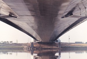 Bajos del Puente de la Barqueta.
