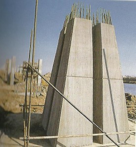 Pórticos triangulares donde reposa el Puente de la Barqueta.