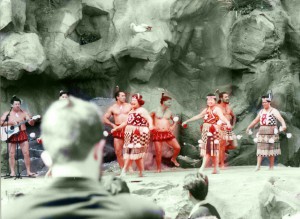 Grupos folclóricos maoríes en el Pabellón de Nueva Zelanda.