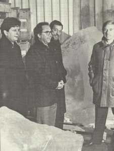 Emilio Cassinello comisario de la Expo 92 recibiendo el iceberg trasladado a Sevilla.
