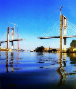 Vistas de la construcción del Puente del Centenario desde el Río Guadalquivir.